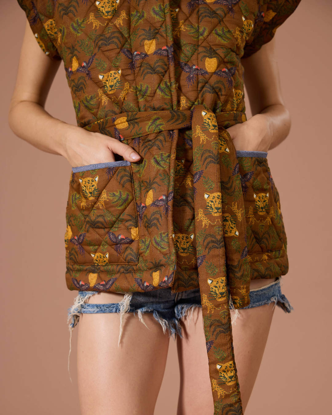 JAIPUR SLEEVELESS QUILTED JACKET BRO TROPICAL