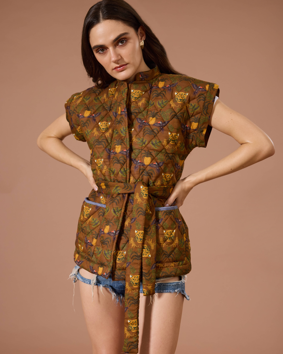 JAIPUR SLEEVELESS QUILTED JACKET BRO TROPICAL