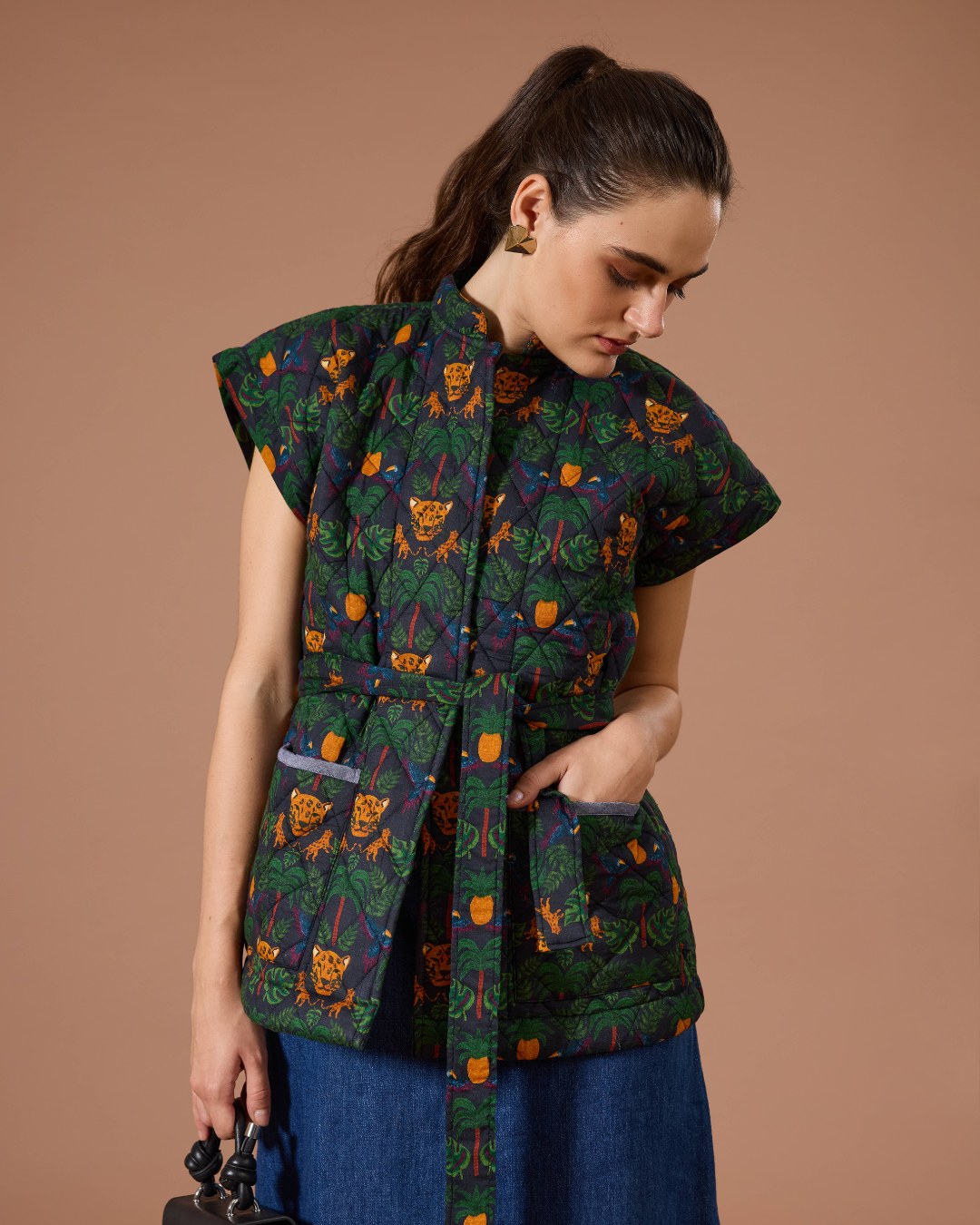 JAIPUR SLEEVELESS QUILTED JACKET BRO TROPICAL