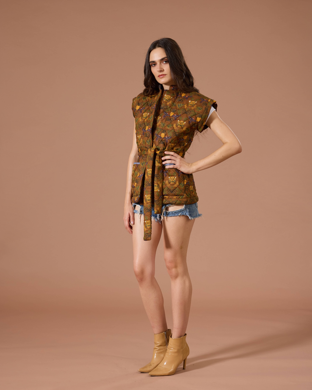 JAIPUR SLEEVELESS QUILTED JACKET BRO TROPICAL