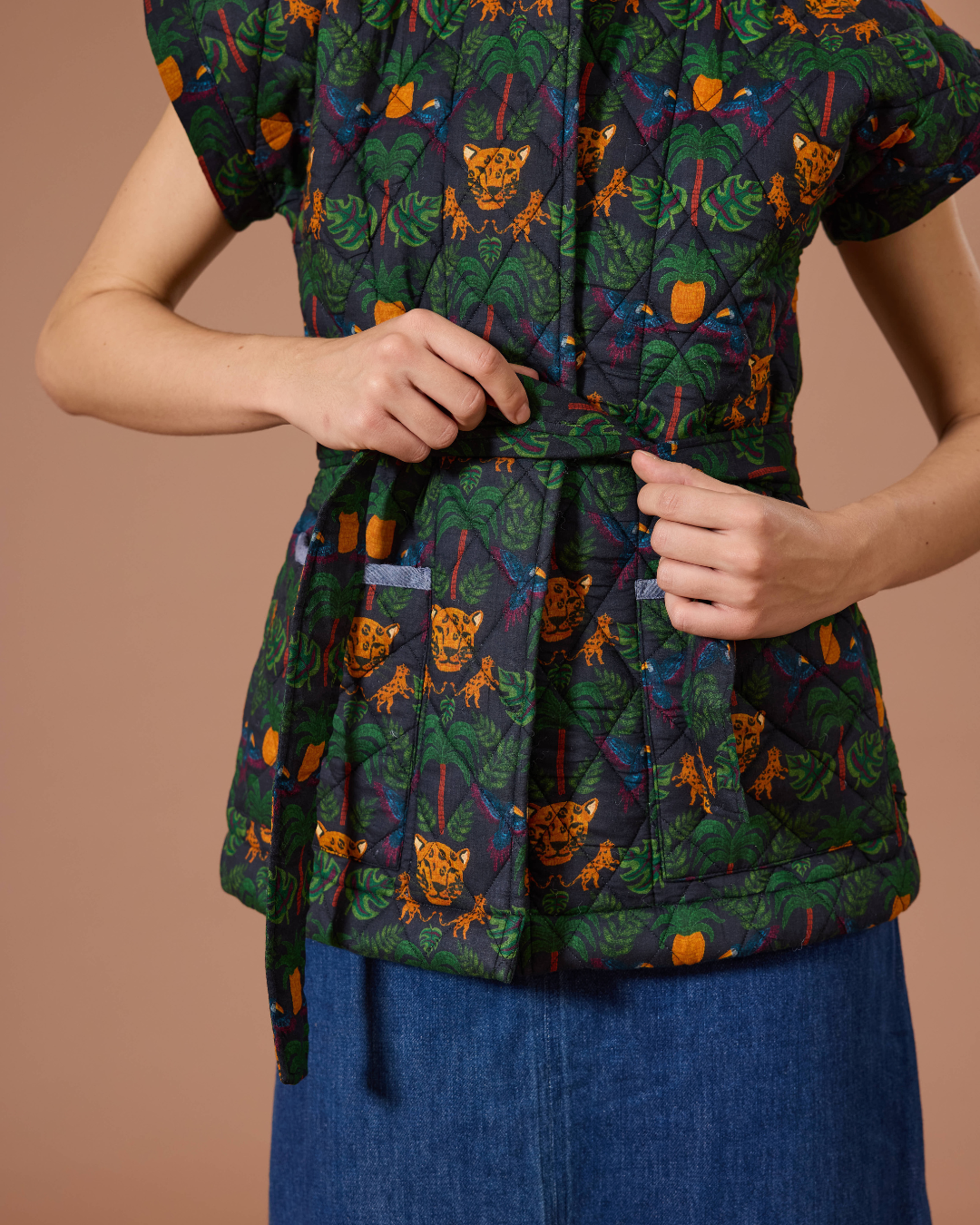 JAIPUR SLEEVELESS QUILTED JACKET BRO TROPICAL